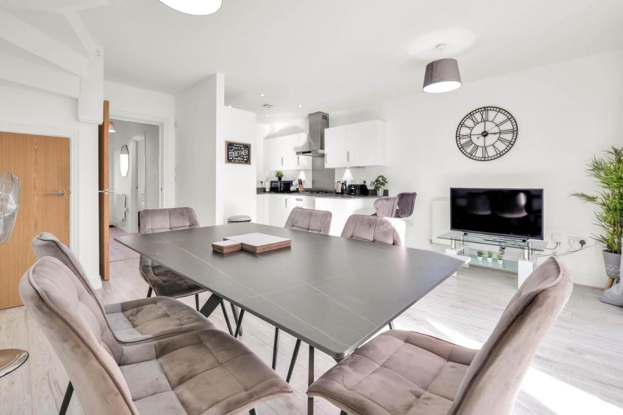 Foxherne 5Bdr 3Ba Serviced House With Parking - Slough By 360Stays Eksteriør bilde