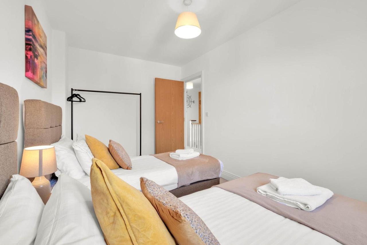 Foxherne 5Bdr 3Ba Serviced House With Parking - Slough By 360Stays Eksteriør bilde