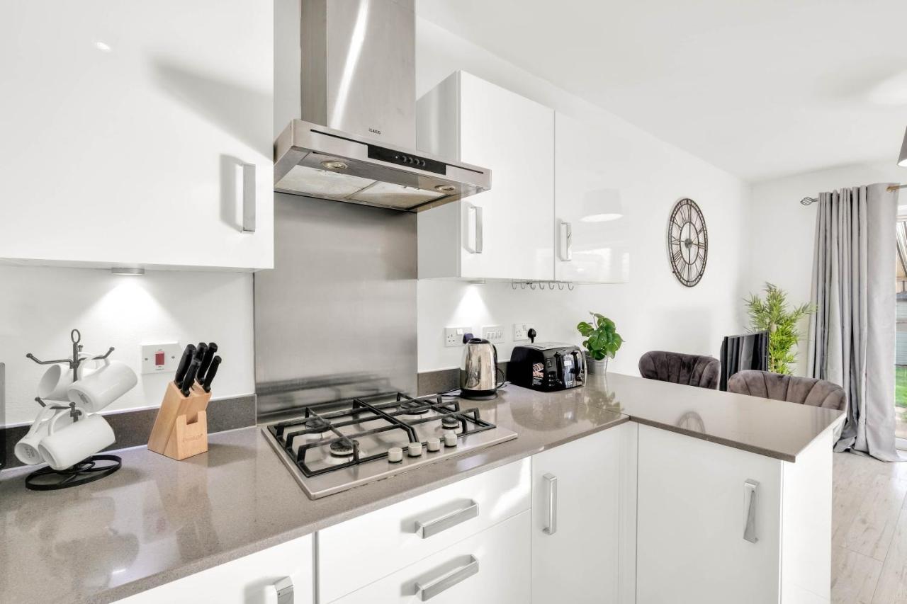 Foxherne 5Bdr 3Ba Serviced House With Parking - Slough By 360Stays Eksteriør bilde