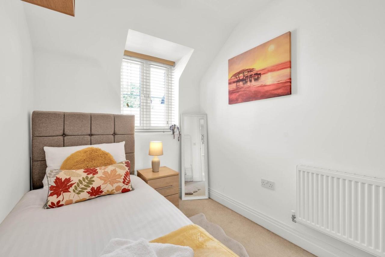 Foxherne 5Bdr 3Ba Serviced House With Parking - Slough By 360Stays Eksteriør bilde