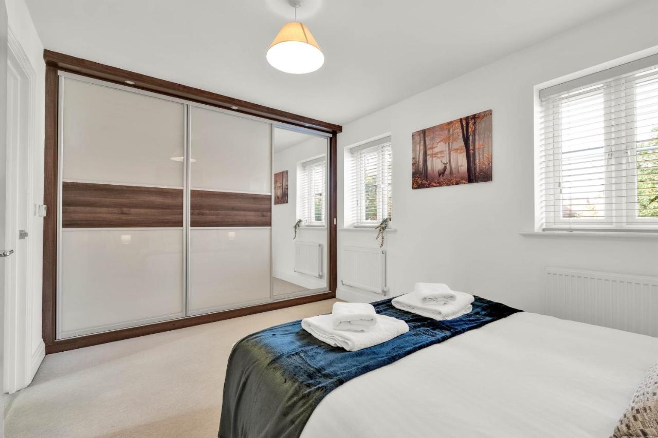 Foxherne 5Bdr 3Ba Serviced House With Parking - Slough By 360Stays Eksteriør bilde