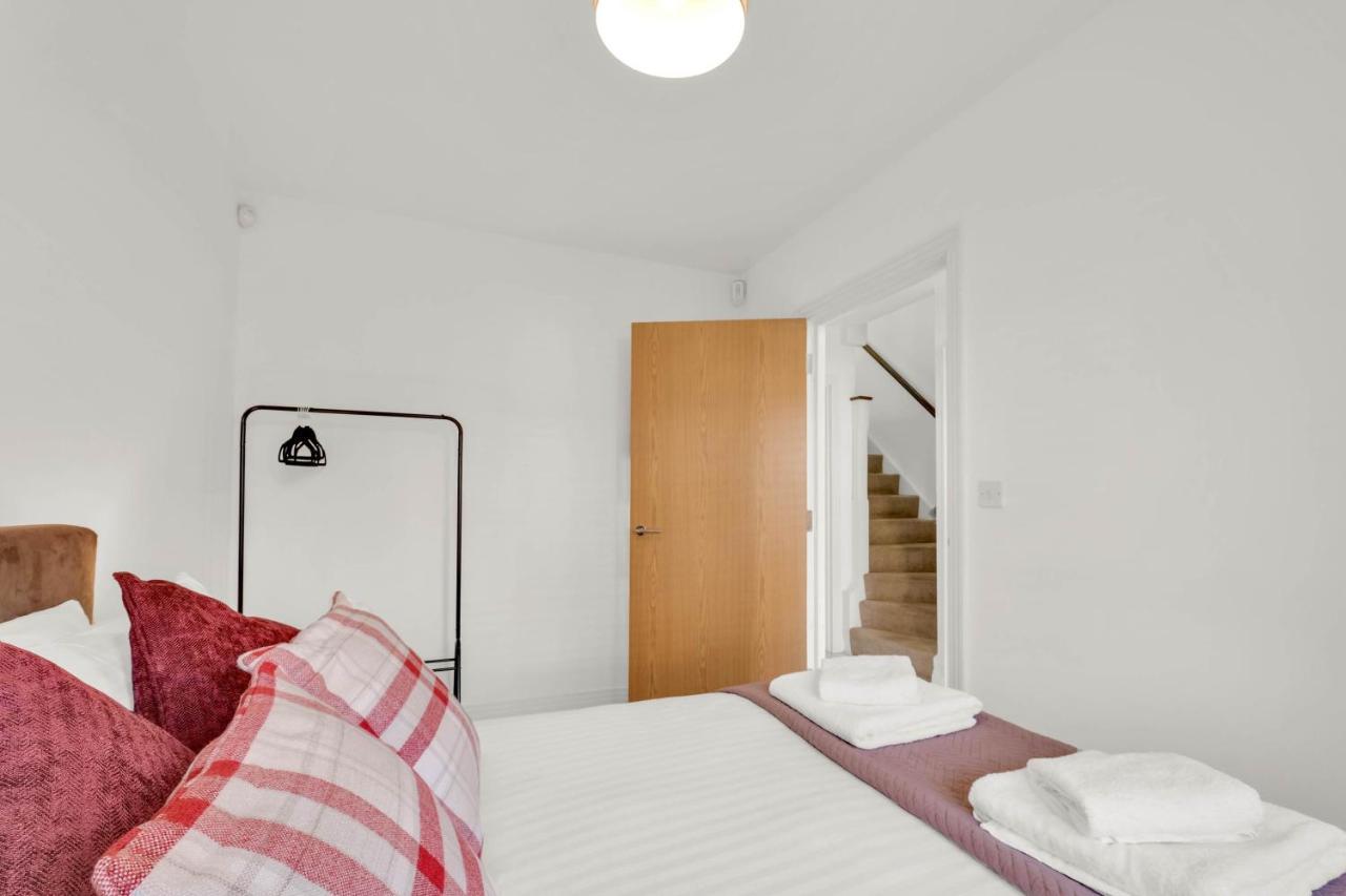Foxherne 5Bdr 3Ba Serviced House With Parking - Slough By 360Stays Eksteriør bilde