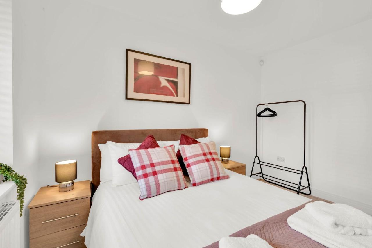 Foxherne 5Bdr 3Ba Serviced House With Parking - Slough By 360Stays Eksteriør bilde