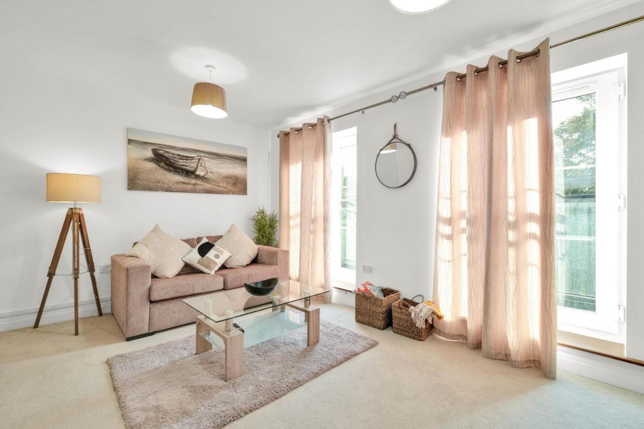 Foxherne 5Bdr 3Ba Serviced House With Parking - Slough By 360Stays Eksteriør bilde