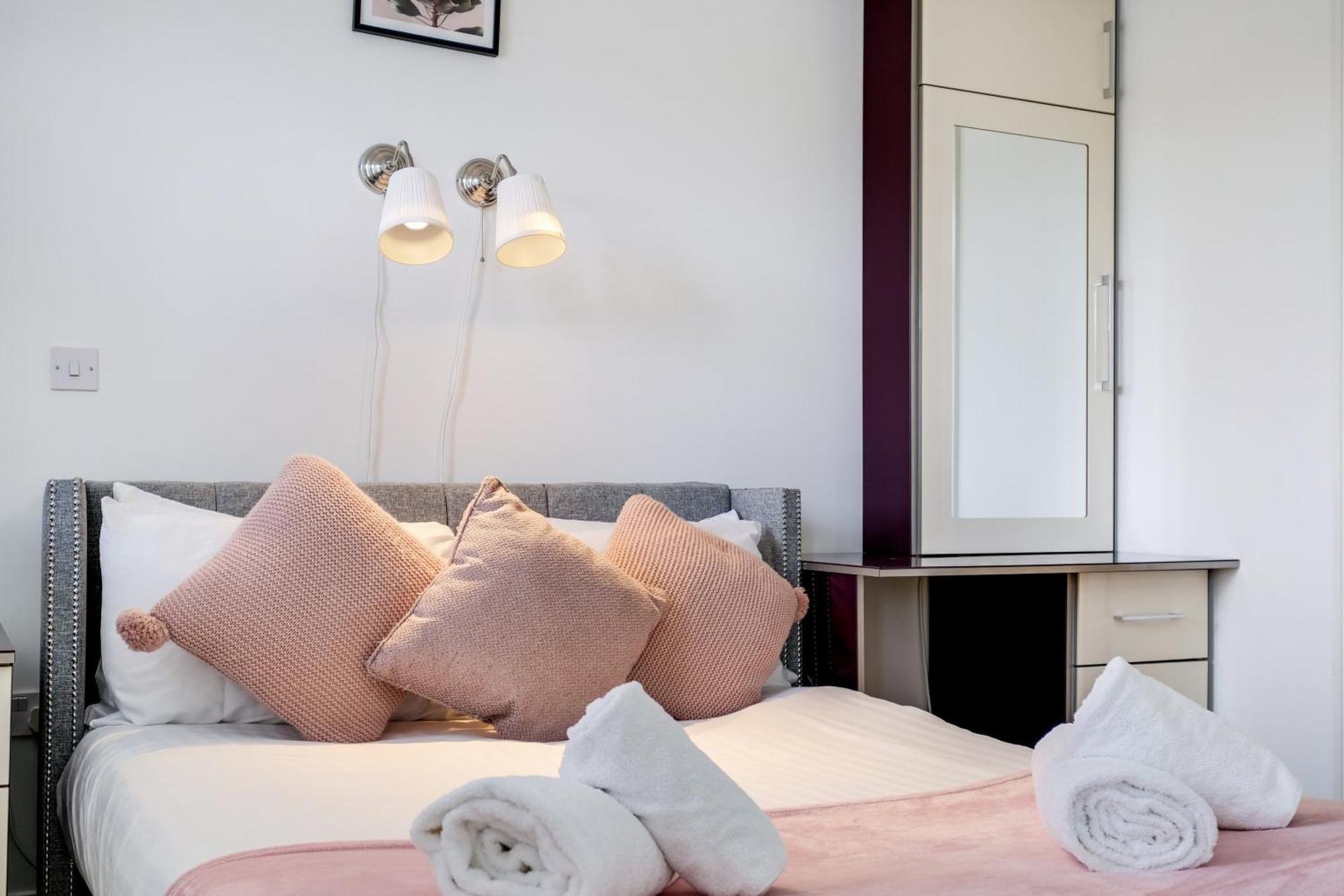 Foxherne 5Bdr 3Ba Serviced House With Parking - Slough By 360Stays Eksteriør bilde
