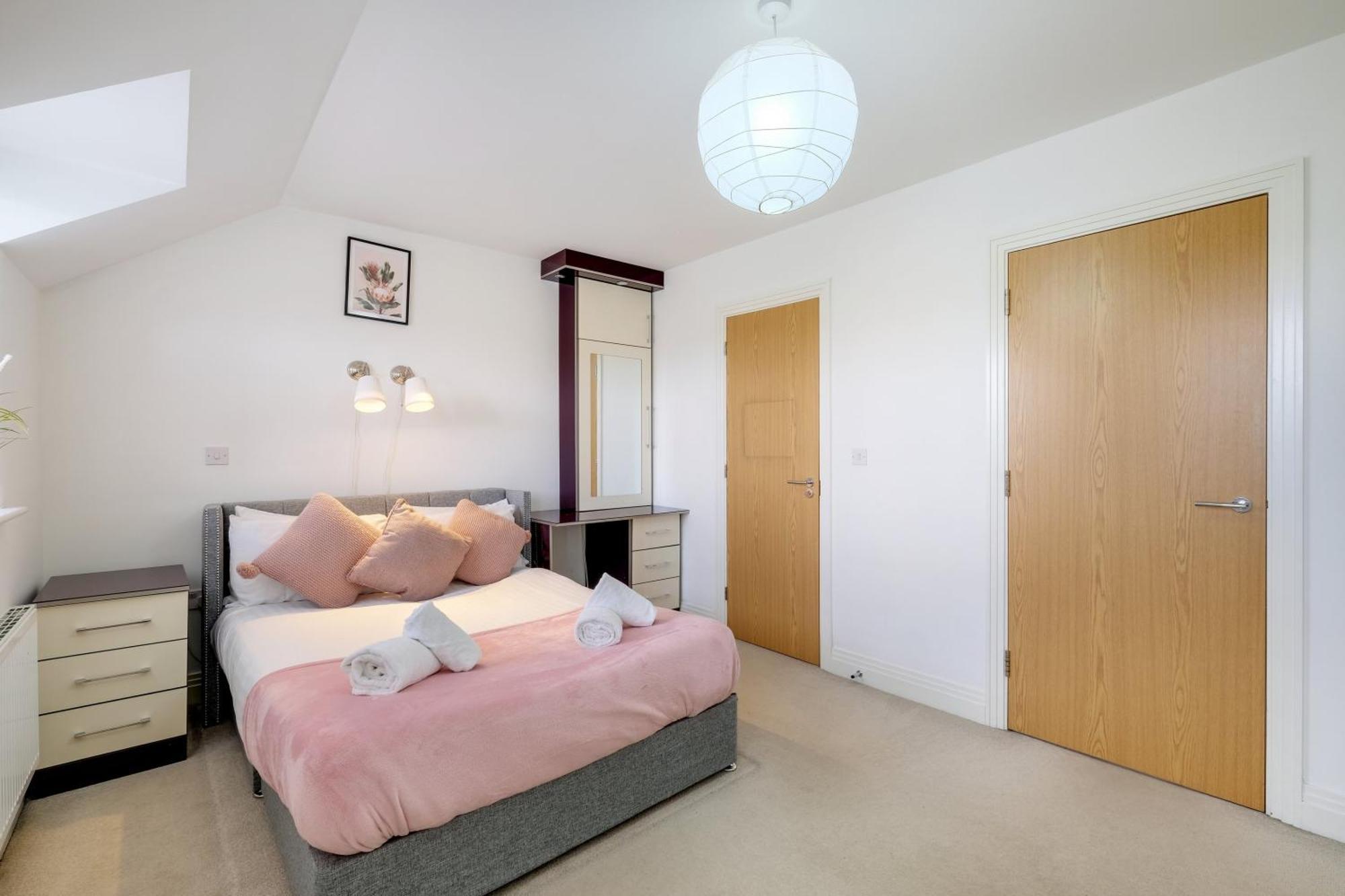 Foxherne 5Bdr 3Ba Serviced House With Parking - Slough By 360Stays Eksteriør bilde