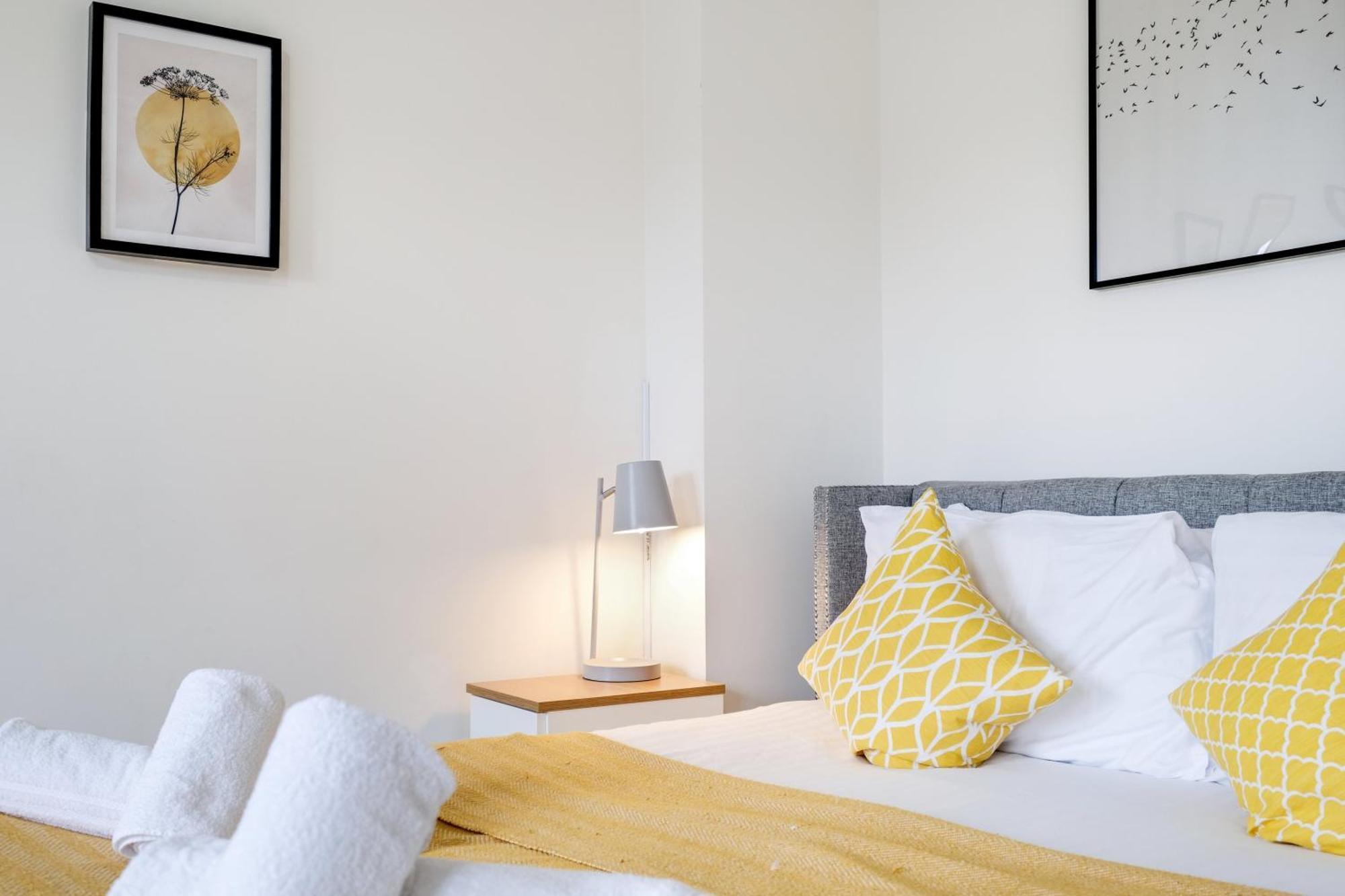 Foxherne 5Bdr 3Ba Serviced House With Parking - Slough By 360Stays Eksteriør bilde