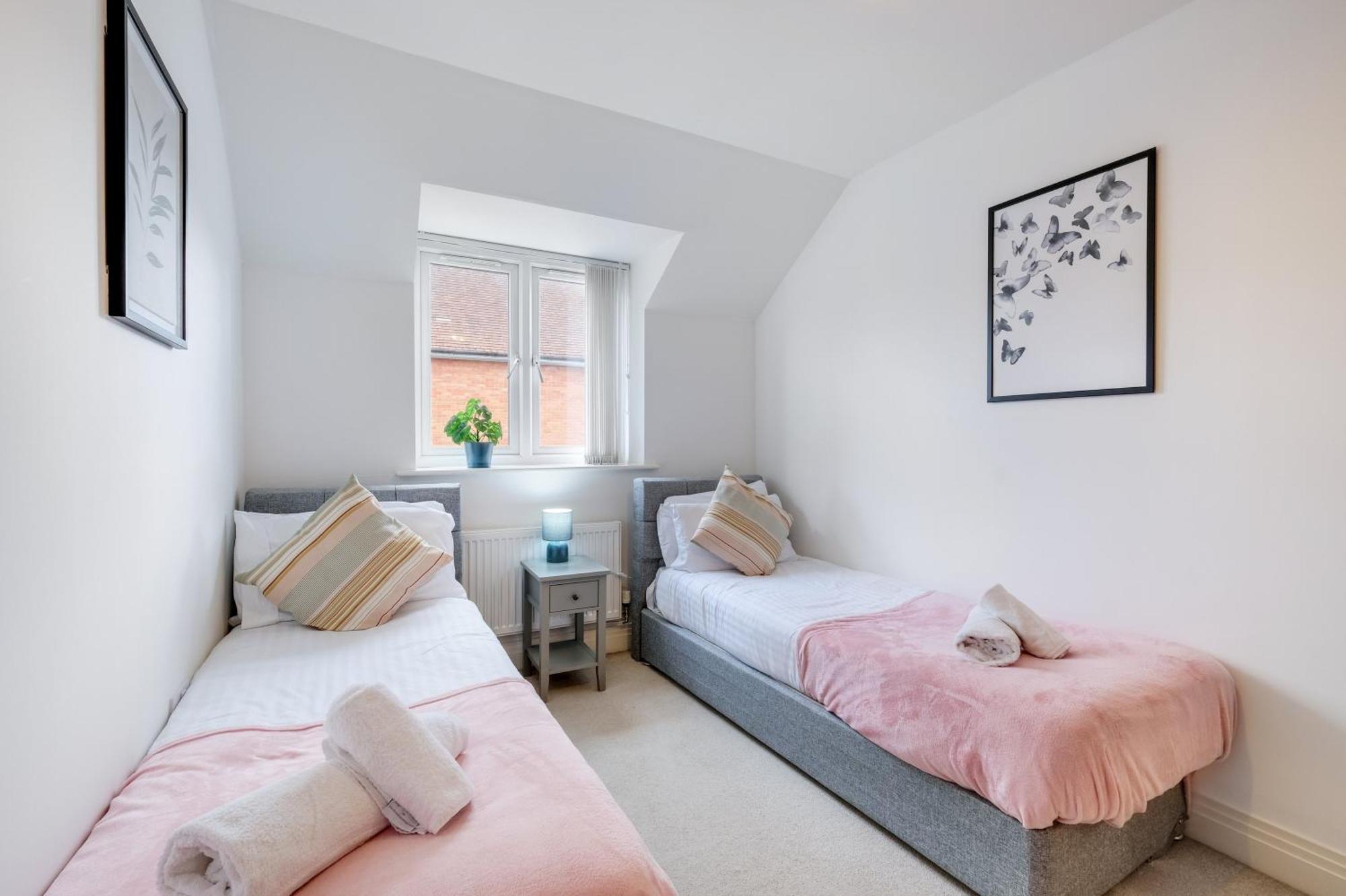 Foxherne 5Bdr 3Ba Serviced House With Parking - Slough By 360Stays Eksteriør bilde