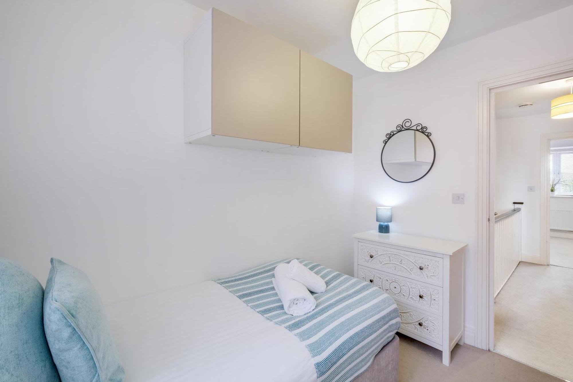 Foxherne 5Bdr 3Ba Serviced House With Parking - Slough By 360Stays Eksteriør bilde