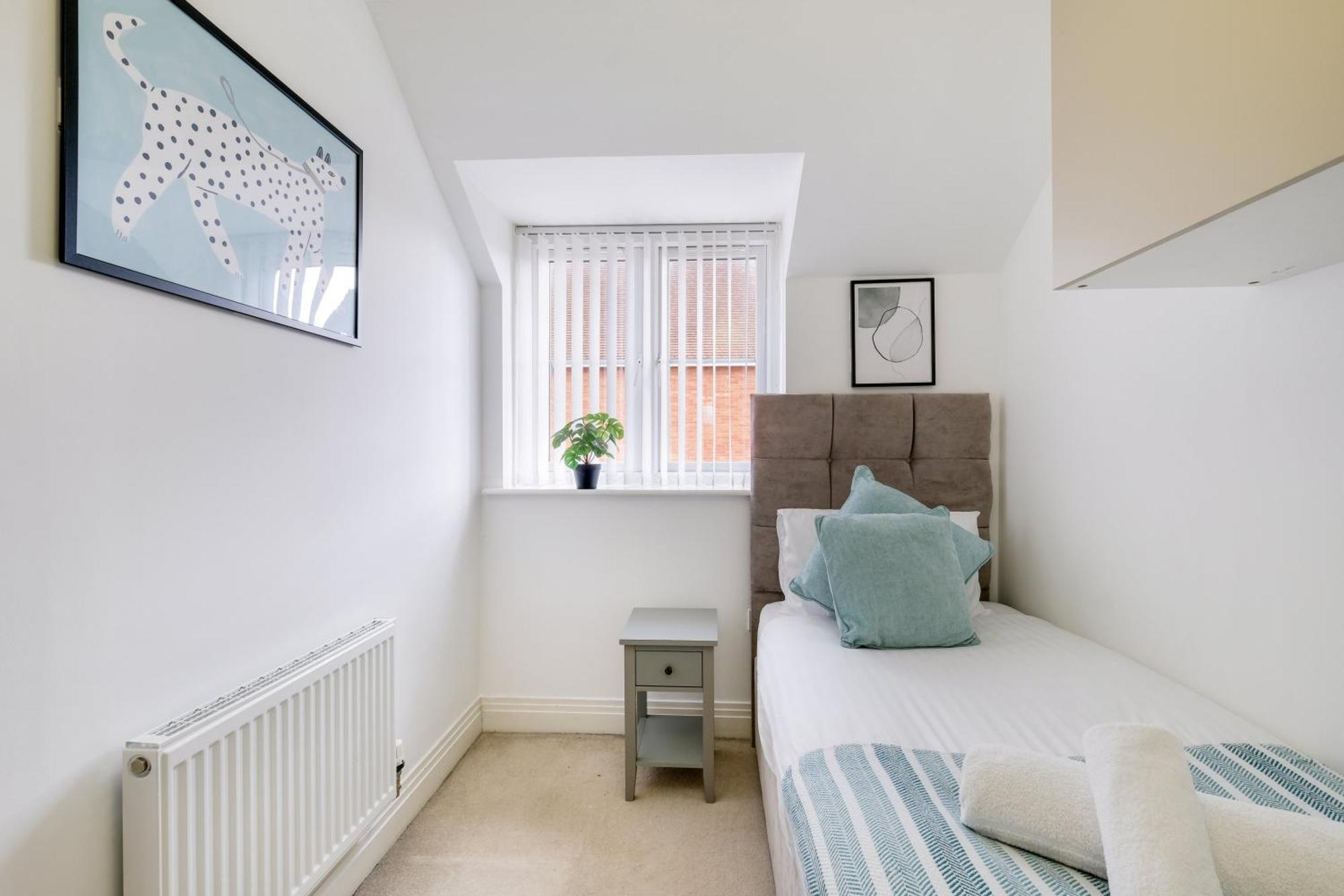 Foxherne 5Bdr 3Ba Serviced House With Parking - Slough By 360Stays Eksteriør bilde