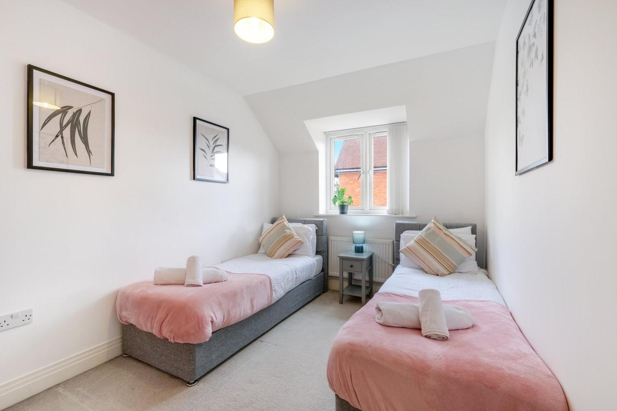 Foxherne 5Bdr 3Ba Serviced House With Parking - Slough By 360Stays Eksteriør bilde