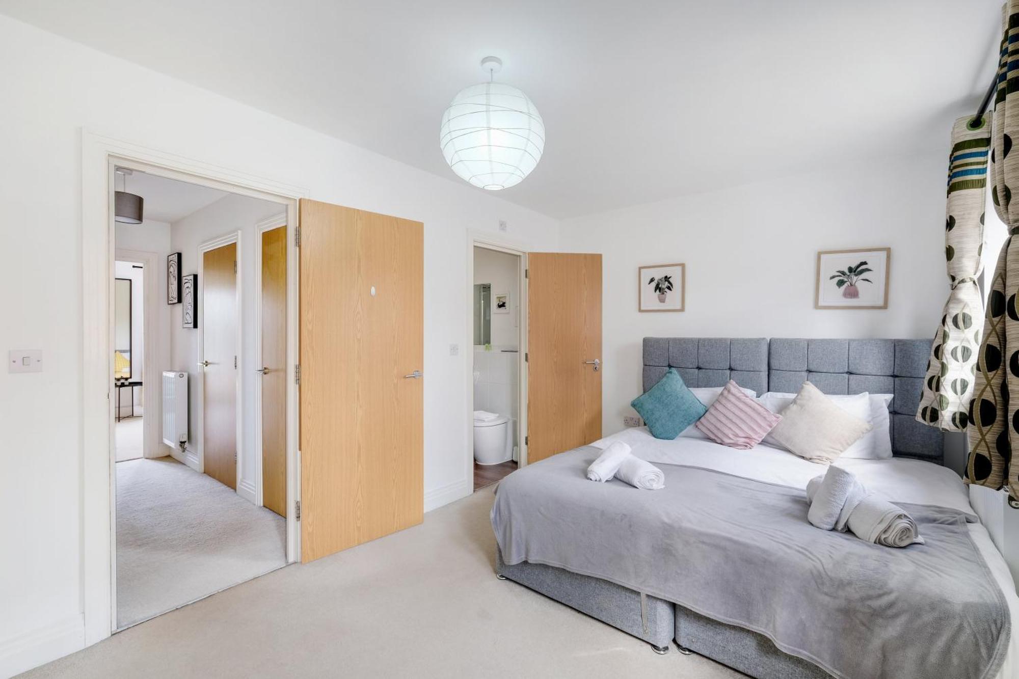 Foxherne 5Bdr 3Ba Serviced House With Parking - Slough By 360Stays Eksteriør bilde