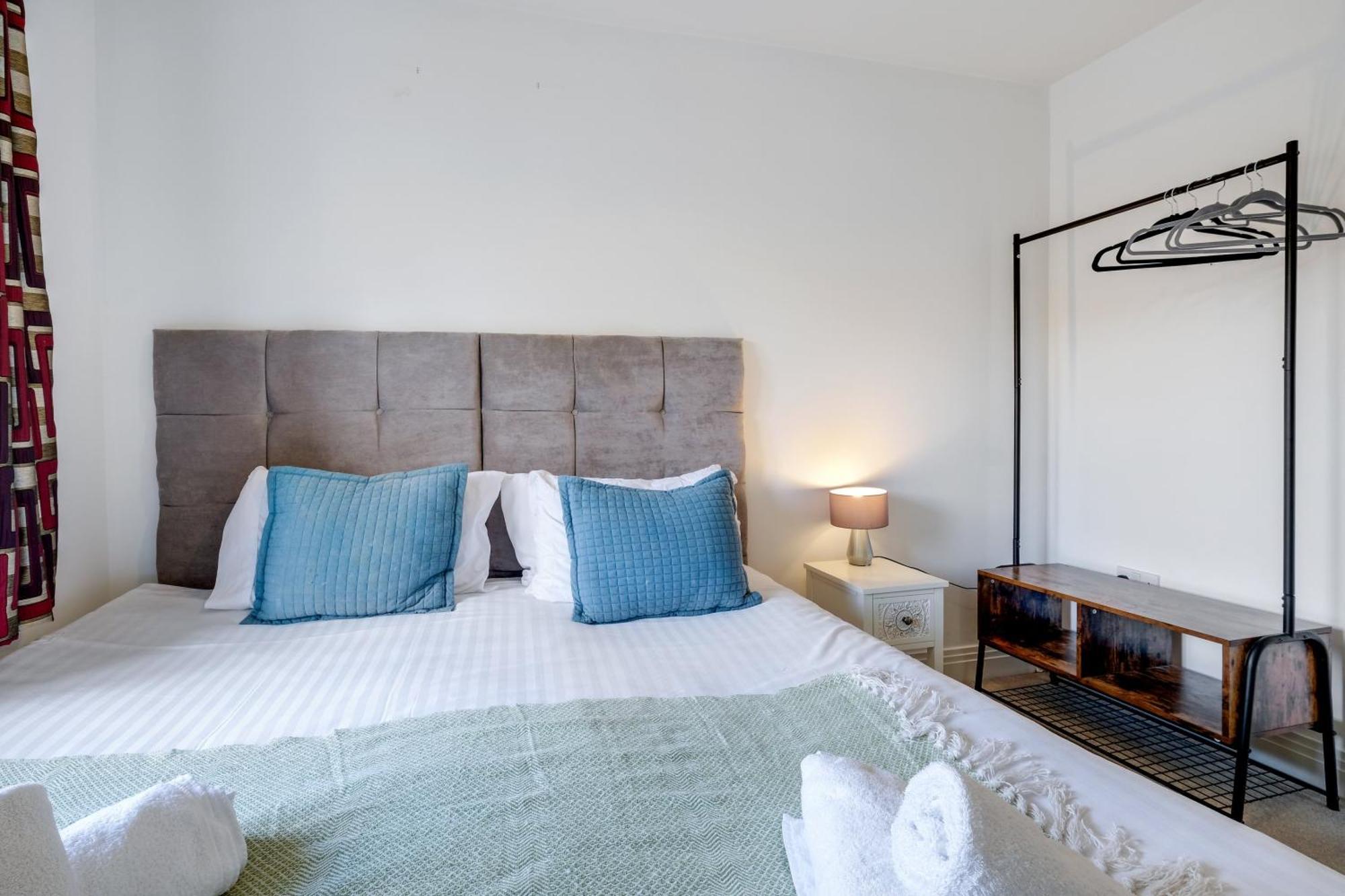 Foxherne 5Bdr 3Ba Serviced House With Parking - Slough By 360Stays Eksteriør bilde