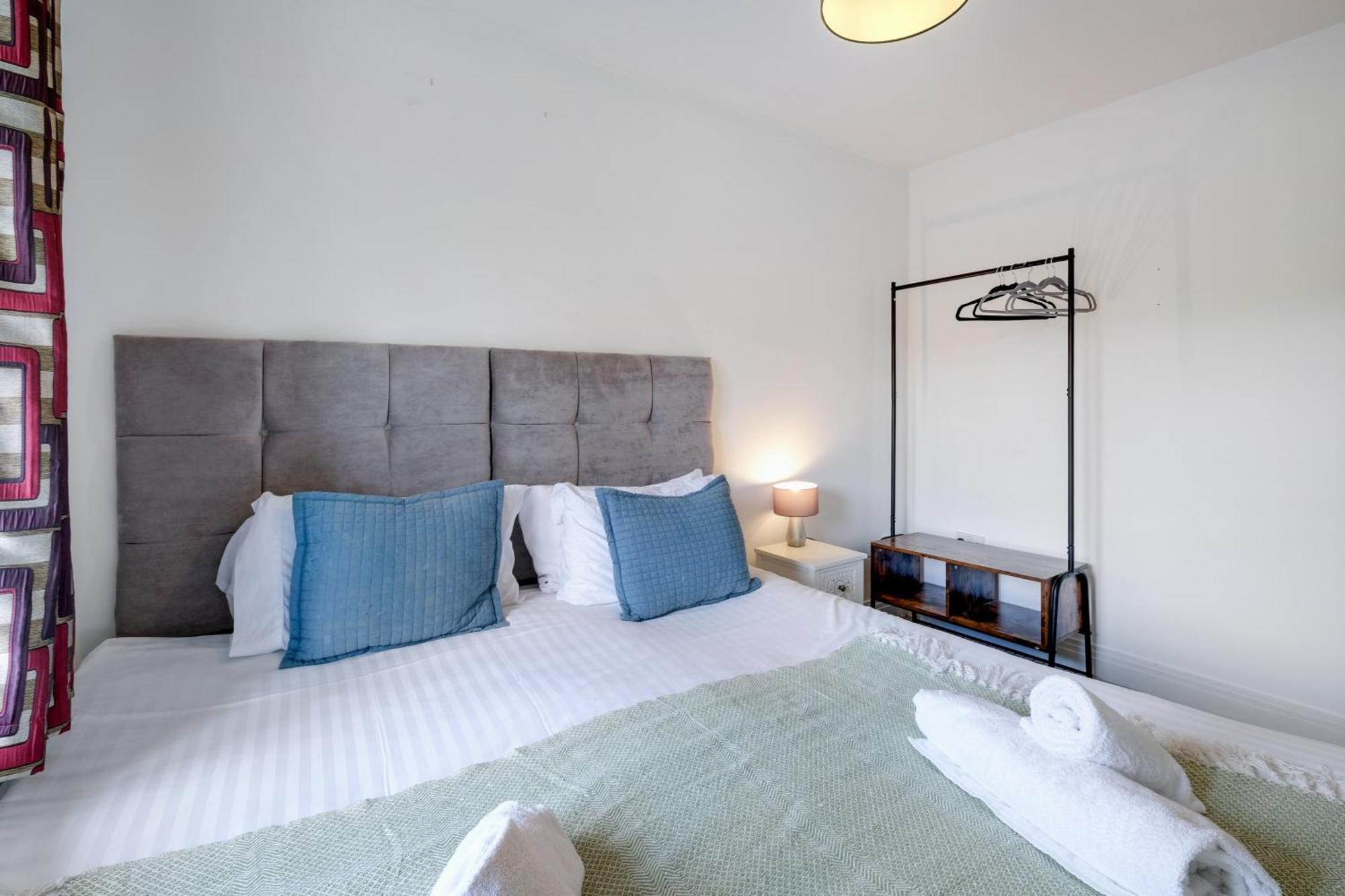 Foxherne 5Bdr 3Ba Serviced House With Parking - Slough By 360Stays Eksteriør bilde