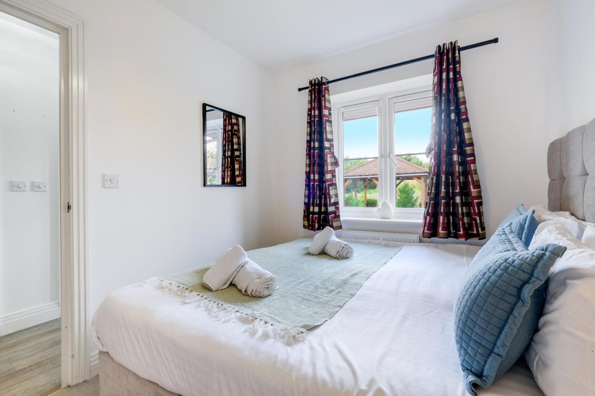 Foxherne 5Bdr 3Ba Serviced House With Parking - Slough By 360Stays Eksteriør bilde